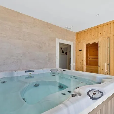Luxury Apt. The One - Jacuzzi, , Gym & Pool Apartment Benalmadena