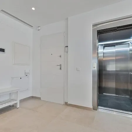 Apartment Luxury Apt. The One - Jacuzzi, , Gym & Pool